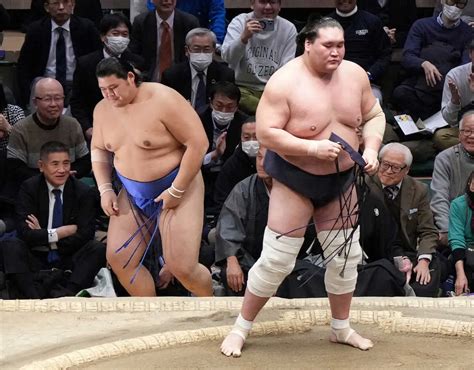 照ノ富士（右）に敗れ、悔しそうな表情を浮かべる大の里（撮影・木村 揚輔） ― スポニチ Sponichi Annex スポーツ