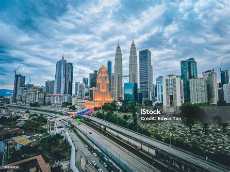 Pemandangan Kota Kuala Lumpur Pada Siang Hari Dengan Koneksi Jembatan ...