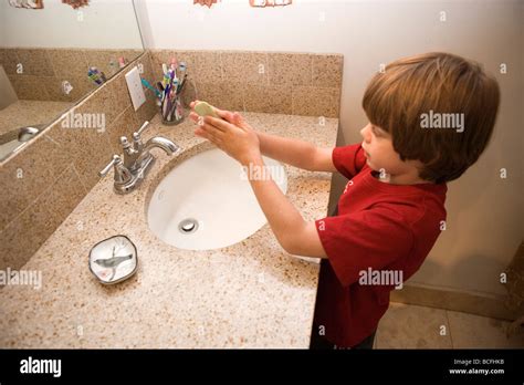 Un Ni O De Siete A Os Lav Ndose Las Manos Con Jab N En El Lavabo Del