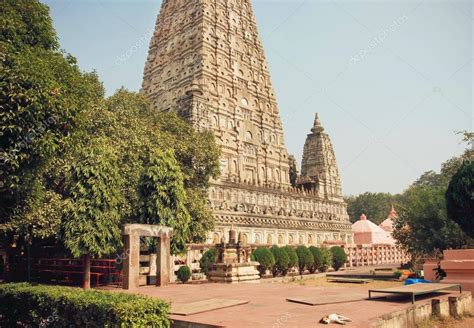 Famous 3rd century BC buddhist Mahabodhi Temple - Great Awakening - in ...