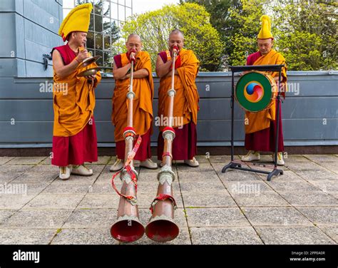 Monjes Tibetanos Con Sombreros De Colores Fotograf As E Im Genes De