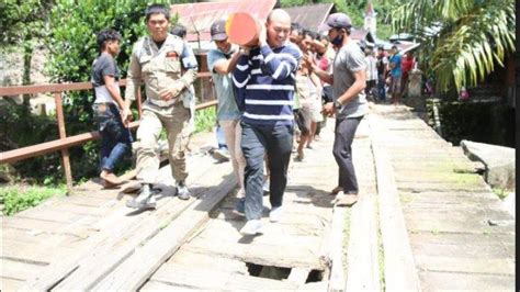 Bupati Taput Nikson Nababan Mandi Lumpur Bersama Masyarakat Saat Ikut