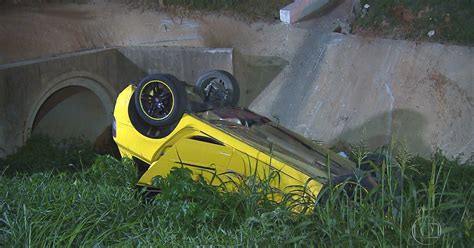 G Mulher Fica Ferida Ap S Carro Cair Dentro De C Rrego Em Santa