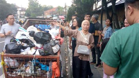 Astagfirullah Bayi Baru Lahir Ditemukan Di Gerobak Sampah Di Simpang