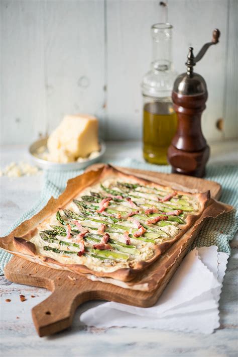 Flammkuchen mit grünem Spargel und Bilder kaufen 12430524 StockFood