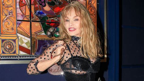 Arielle Dombasle cette raison étonnante pour laquelle elle n a jamais