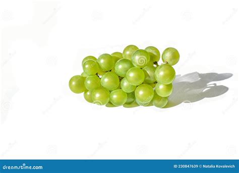 Uvas Verdes Frescas Sin Hojas Aislado En Blanco Un Racimo De Uva