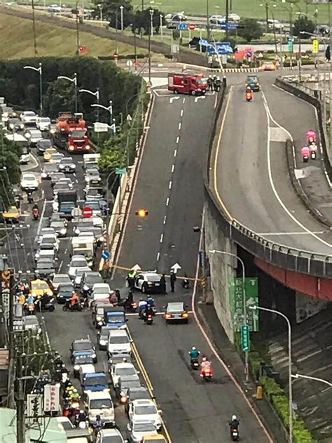 新北市五股越堤道電線桿傾倒 2線車道全封閉大塞車 中時新聞網 Line Today