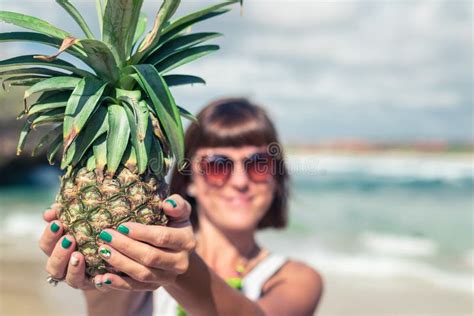 Seksowna M Oda Kobieta Bez Stanika Na Tropikalnej Pla Y Bali Wyspa Bikini Dziewczyny Wolno Ci
