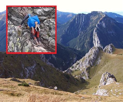 Tatry Turysta wspinał się po stromym szczycie z psem w reklamówce