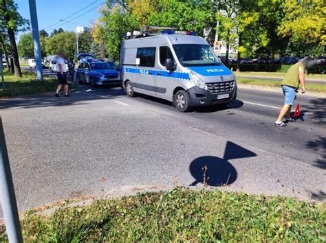 Przejeżdżał rowerem po przejściu wjechał w bok volkswagena Rowerzysta