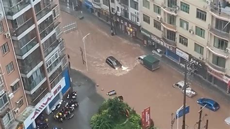 四川达州突遭暴雨袭击：有地区积水没过车轮 多路段塌方道路中断四川省塌方积水新浪新闻