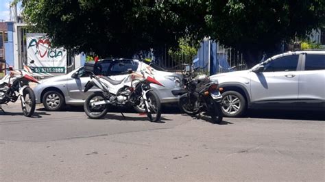 Motociclista Internado Em Hospital De Canoas Ap S Enroscar Cabe A Em