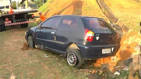 Motorista Perde Controle E Carro Vai Parar No Acostamento Da Avenida