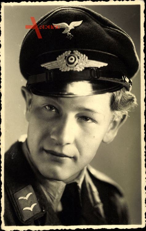 Deutsche Wehrmacht Luftwaffe Soldat In Uniform Kragenspiegel