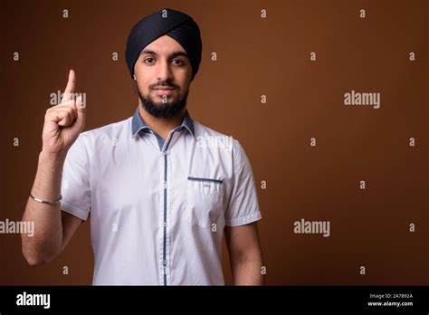 Hombre con barba y turbante fotografías e imágenes de alta resolución