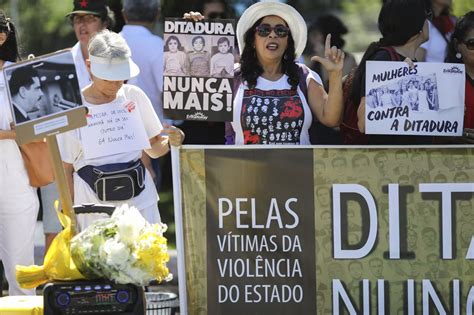 Nos 55 anos do golpe grupo protesta em Brasília veja fotos