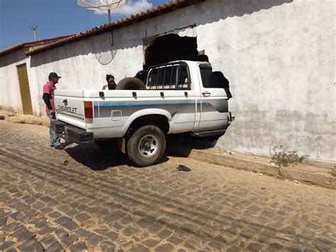 Motorista sem habilitação invade casa e por pouco não atropela criança