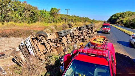 Carreta Gesso Tomba E Motorista Fica Ferido