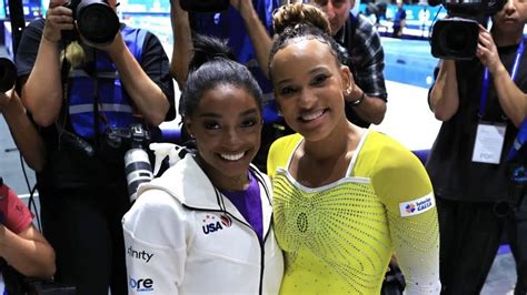 Rebeca Andrade e Simone Biles dançam juntas após Mundial de Ginástica