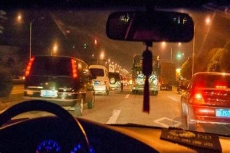 开夜车对方“闪”是何意？老司机：不懂就少开夜车！ 搜狐汽车 搜狐网