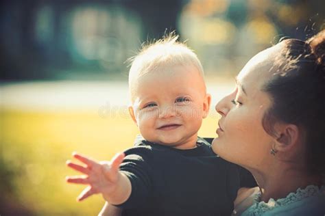 Fam Lia Feliz Pai E Filho No Fundo Do C U No Ver O Crian A Se Senta