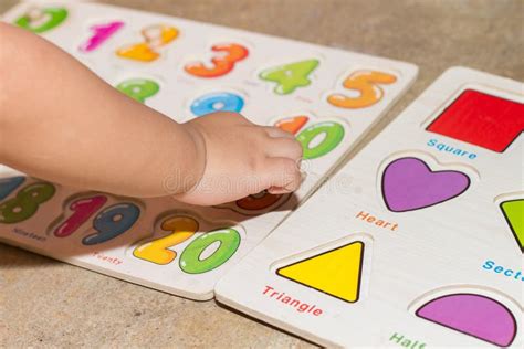 La Petite Fille Apprenant Des Nombres Jouent Avec Le Puzzle Image