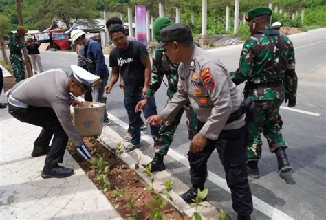 TNI Polri Dan Masyarakat Bersih Bersih Sampah Di Area KTT Ke 42 ASEAN