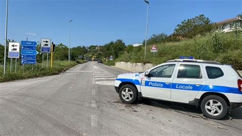 Mezzo Pesante Finisce Fuori Strada Chiusa A Cepagatti La Statale 81