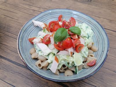 Zomerse Pasta Met Gerookte Kip En Avocadosaus