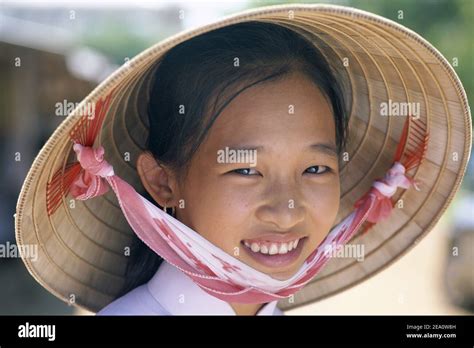 Portrait Girl Wearing Conical Hat Fotos Und Bildmaterial In Hoher Auflösung Alamy