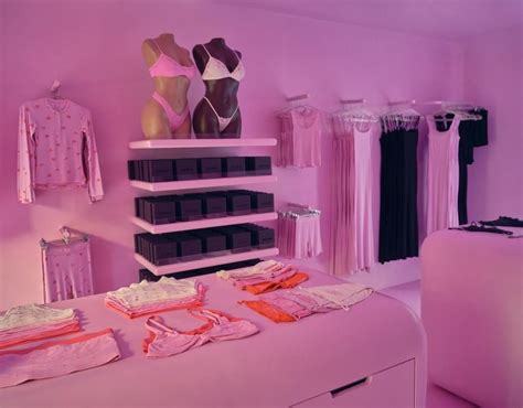 Kim Kardashian Opens Skims Pop Up Store For Valentine S Day Usa News