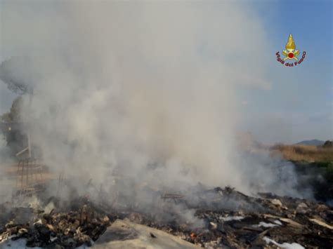 Tivoli Rifiuti In Fiamme In Un Campo Nomadi Radio Colonna