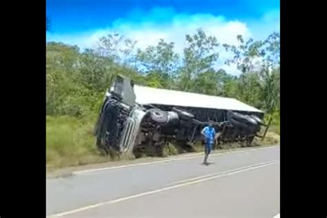 Motorista tomba carreta na BR 364 para evitar acidentes Polícia