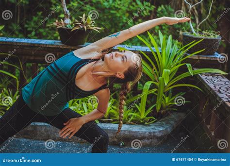 Jovem Mulher Bonita Que Faz A Ioga Fora No Ambiente Natural Foto De