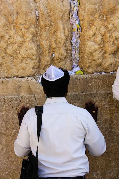 Premium Photo Unknowns People Praying Front The Western Wall At The