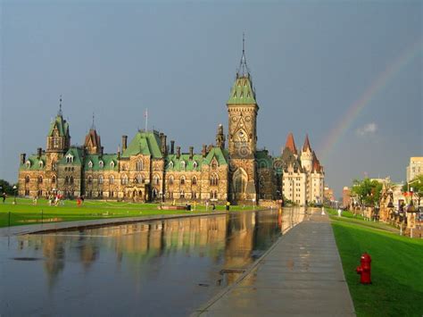 Arco Iris Sobre El Ala Del Este En La Colina Del Parlamento En Ottawa