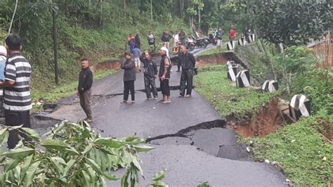 Jalan Raya Taraju Kabupaten Tasikmalaya Amblas Jalur Salawu