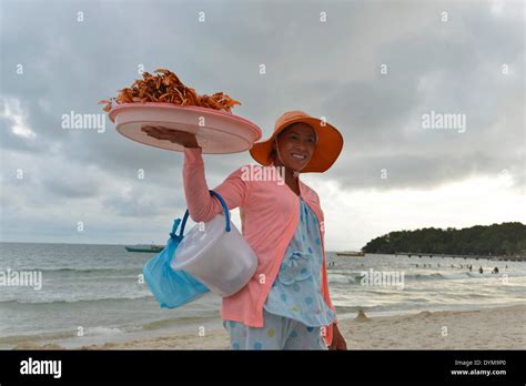 Jeune Femme Cambodgienne Portant Un Chapeau De Soleil Vente De Crabes