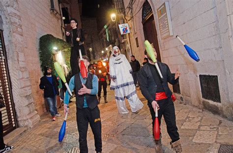 Migliaia Di Persone Per Lantica Tradizione Dei Fal Di San Giuseppe