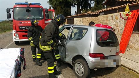 Si Schianta Contro Cisterna Di Carburante E Rimane Incastrata Nell Auto