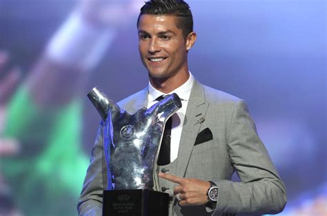 Cristiano Ronaldo Recibe Premio A Mejor Delantero De La Uefa Noticias