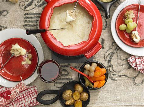 Käsefondue mit Brot Kartoffeln und Gemüse Rezept EAT SMARTER