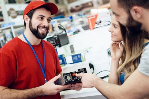 O Vendedor Est Mostrando A Ferramenta El Trica Aos Clientes Foto Premium