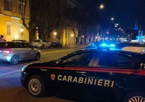 Accerchiano Picchiano E Rapinano Enne Arrestati Dai Carabinieri