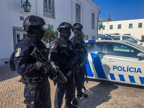 3 Detidos Em Cascais Libertados Após Fuga à Psp Com Viatura Furtada