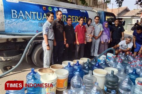 Kekeringan Majalengka Warga Serbu Truk Tangki Bantuan Air Bersih