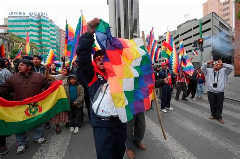 Ind Genas Recuerdan A Evo Morales Con Una Marcha De Banderas En Bolivia