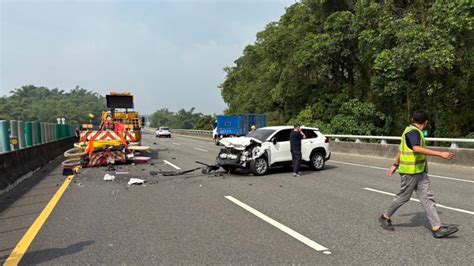 休旅車國3追撞緩撞車全毀 駕駛：有開輔駕系統