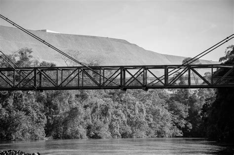 Bela Ponte De Ferro Sobre O Rio No Meio Da Floresta Encantada Foto